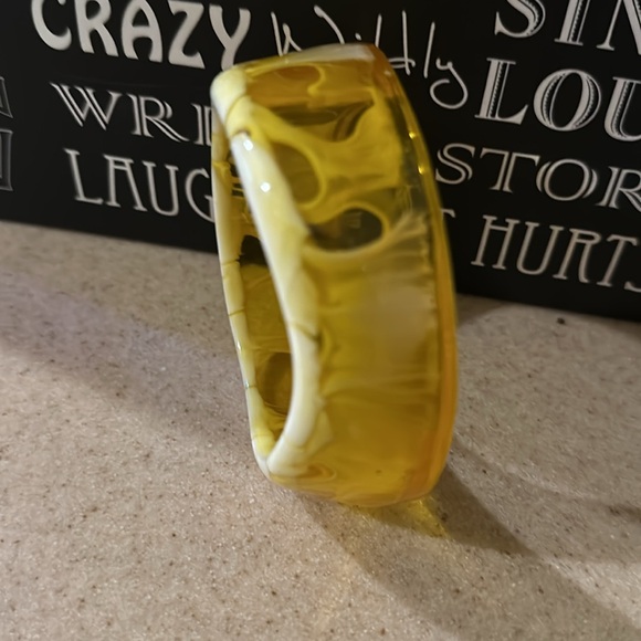 Yellow, Polka Dot, Vintage Bangle Bracelet  and possible lucite or bakelite - Picture 6 of 8